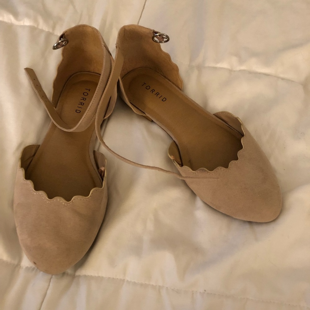 Women’s nude flats